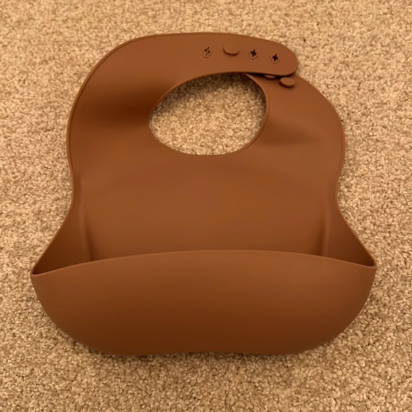 mushie Other - mushie silicone baby bib — mauve — adjustable